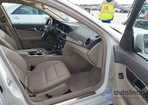 2012 Mercedes-Benz C 250 Sport z USA, uszkodzony, nr VIN WDDGF4HBXCA667821